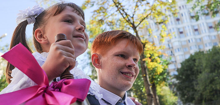Adiós a los estudiantes de primer grado el 1 de septiembre de graduados y padres