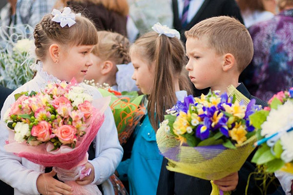 Adiós a los estudiantes de primer grado el 1 de septiembre de graduados y padres