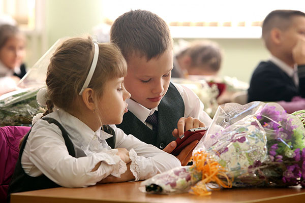 Adiós a los estudiantes de primer grado el 1 de septiembre de graduados y padres