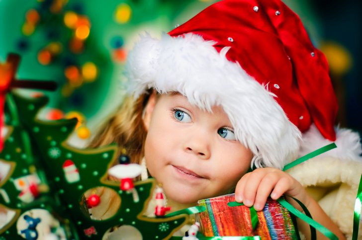 niña y regalo