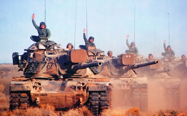 militar en tanques