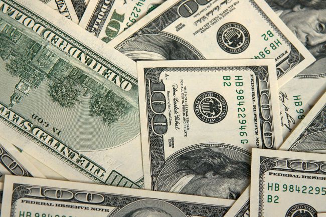 Dinero falsificado: ¿cómo reconocer un falso $ 100? Dinero falsificado: ¿cómo reconocer un falso $ 100?