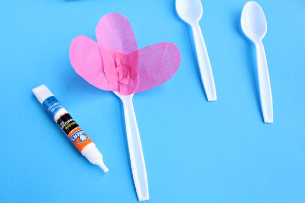 Artesanía para el Día de la Madre con sus propias manos: para jardín de infantes y primera clase, para la escuela, de papel de colores, servilletas