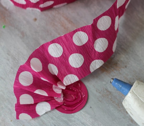 Artesanía para el Día de la Madre con sus propias manos: para jardín de infantes y primera clase, para la escuela, de papel de colores, servilletas