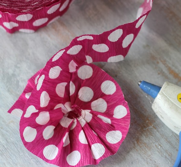Artesanía para el Día de la Madre con sus propias manos: para jardín de infantes y primera clase, para la escuela, de papel de colores, servilletas