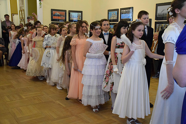 Saludos en el baile de graduación en la clase 4