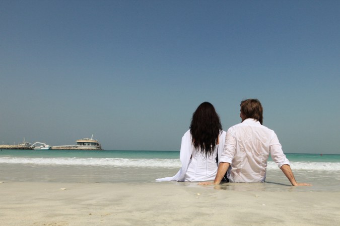 pareja junto al mar