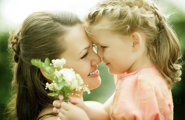 Sms con el Día de la Madre: breve, divertido, en verso y en prosa. Mensajes de felicitación a mamá, hermana, novia, suegra, mujeres conocidas