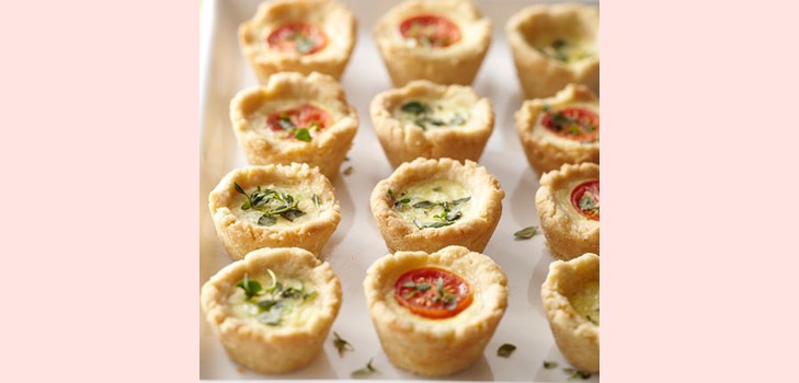 3 mini tartaletas con queso, cebolla y tomate