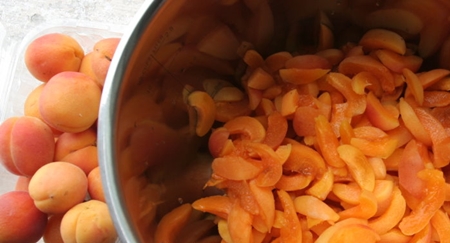 Mermelada de albaricoque en el multivark para el invierno