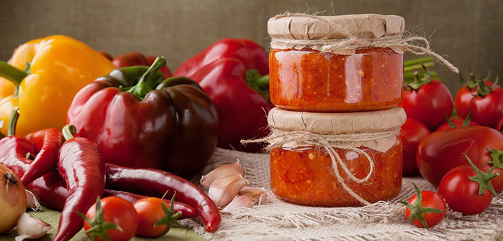 Inicio adzhika para el invierno - las mejores recetas de la palanquilla con la cocina y sin cocinar