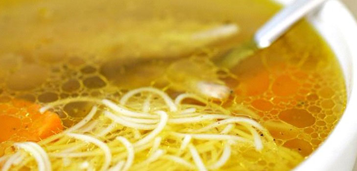 Sopa de pollo fragante