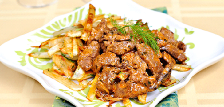 Stroganoff de carne en un plato