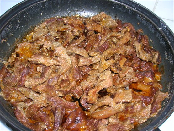 Carne de vaca Stroganoff en una sartén