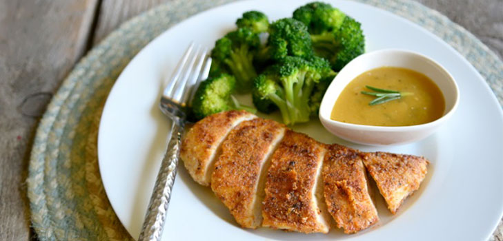 Receta rápida: filete de pollo en pan rallado de almendras con salsa de mostaza y miel