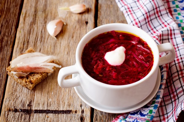 Borsch para el invierno en latas, recetas para preparaciones con remolacha y repollo, pasta de tomate y sin ella