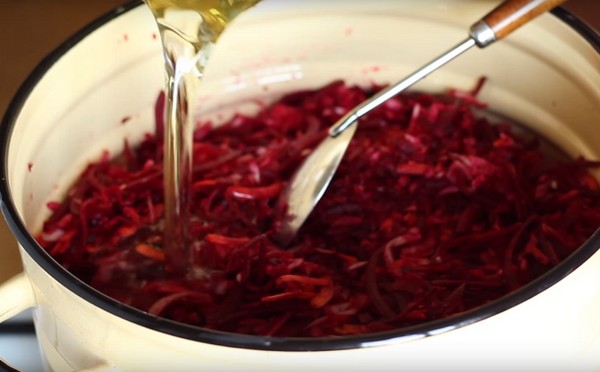 Borsch para el invierno en latas, recetas para preparaciones con remolacha y repollo, pasta de tomate y sin ella