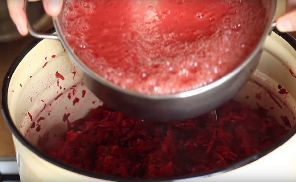Borsch para el invierno en latas, recetas para preparaciones con remolacha y repollo, pasta de tomate y sin ella