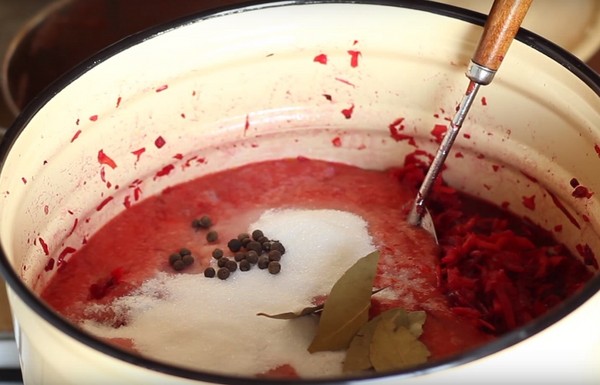 Borsch para el invierno en latas, recetas para preparaciones con remolacha y repollo, pasta de tomate y sin ella