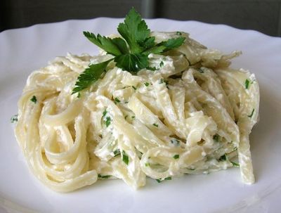 Fettuccine con pollo y champiñones en salsa cremosa: recetas con fotos. Cómo hacer fettuccine con pollo en casa.