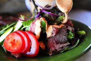 Foto de la receta de ensalada de carne original con pimienta