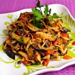 Foto de una receta para ensalada de berenjenas fritas con tomates