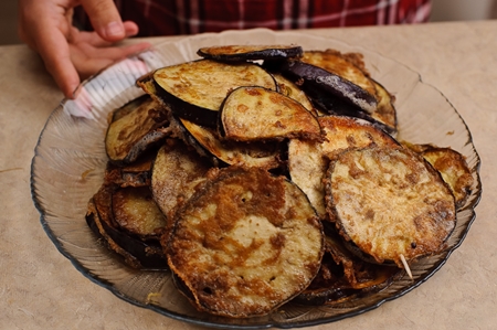 Foto de una receta para ensalada de berenjenas fritas con tomates