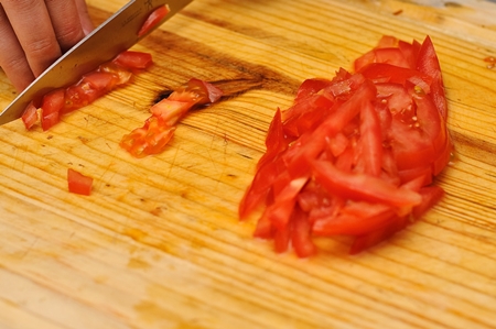 Foto de una receta para ensalada de berenjenas fritas con tomates