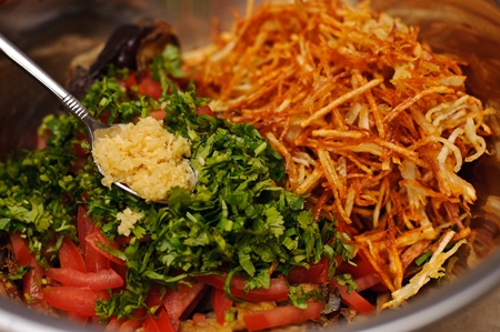 Foto de una receta para ensalada de berenjenas fritas con tomates
