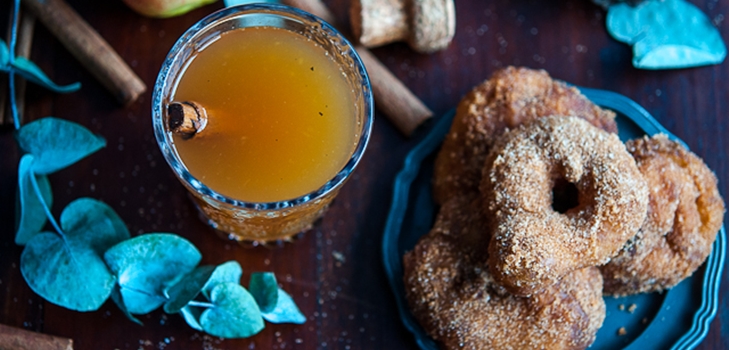 Rosquillas de manzana y vino caliente