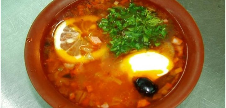 un plato de solyanka