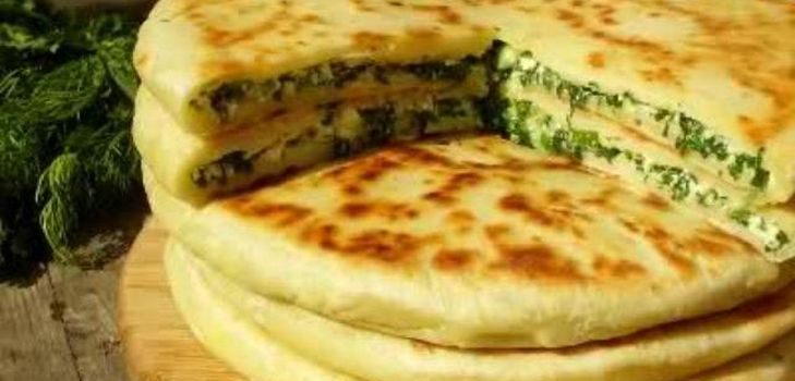 Puedes hacer khachapuri con kéfir o crema agria. Como relleno, use huevos o carne. Al mismo tiempo, cuanto más se salga de la receta clásica, más difícil será llamar khachapuri a su obra maestra culinaria. 