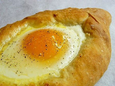 Puedes hacer khachapuri con kéfir o crema agria. Como relleno, use huevos o carne. Al mismo tiempo, cuanto más se salga de la receta clásica, más difícil será llamar khachapuri a su obra maestra culinaria. 