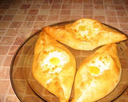 Puedes hacer khachapuri con kéfir o crema agria. Como relleno, use huevos o carne. Al mismo tiempo, cuanto más se salga de la receta clásica, más difícil será llamar khachapuri a su obra maestra culinaria. 