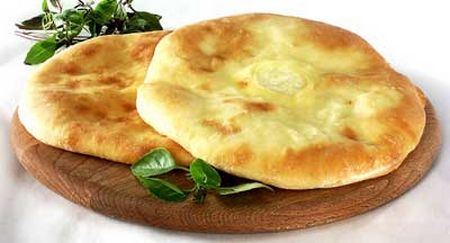 Puedes hacer khachapuri con kéfir o crema agria. Como relleno, use huevos o carne. Al mismo tiempo, cuanto más se salga de la receta clásica, más difícil será llamar khachapuri a su obra maestra culinaria. 
