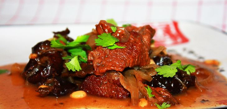 Receta de carne con ciruelas pasas en multivark - paso a paso con la foto