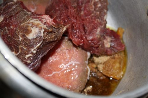 Receta de carne con ciruelas pasas en multivark - paso a paso con la foto