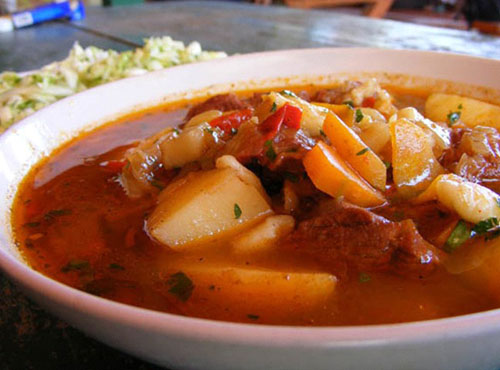 Goulash de carne con patatas