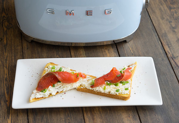 La idea de un almuerzo de verano: tostadas con salmón y una ensalada de espárragos calientes