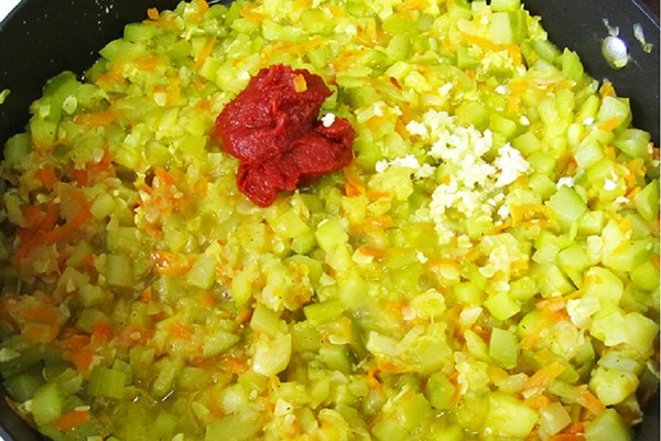 Caviar de calabacín - recetas con mayonesa, pimienta, a través de una picadora de carne, en un multivariante