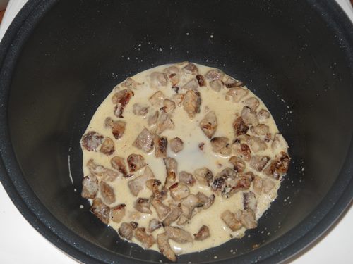 Carne de cerdo en salsa cremosa en un multivark