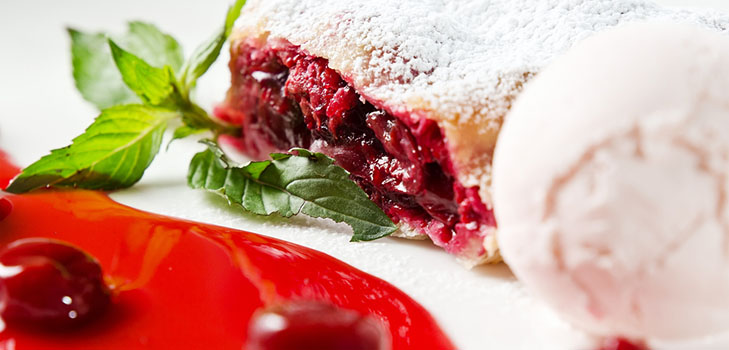 Una receta de strudel de cereza jugoso y tierno con canela