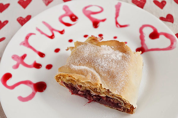 Una receta de strudel de cereza jugoso y tierno con canela