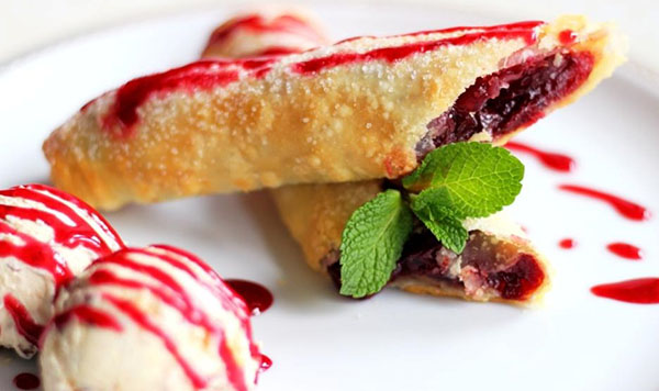 Una receta de strudel de cereza jugoso y tierno con canela