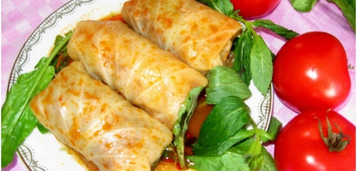 repollo rollos en un plato