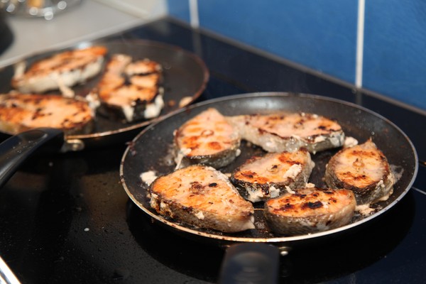 Cómo cocinar salmón rosado? Recetas de salmón rosado jugoso y suave en el horno con crema agria