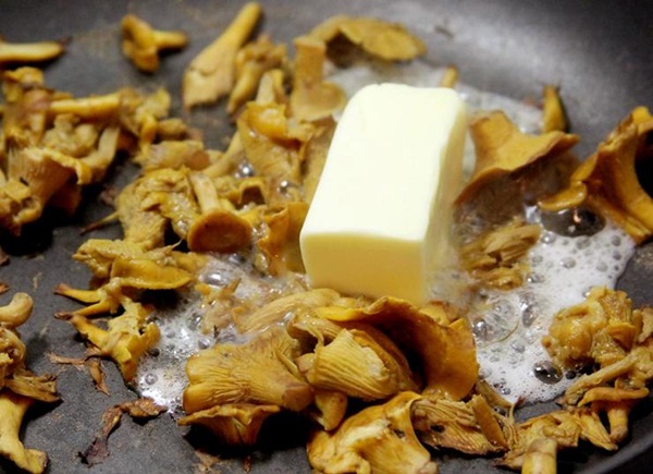 Cómo cocinar rebozuelos en una sartén