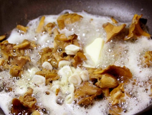 Cómo cocinar rebozuelos en una sartén