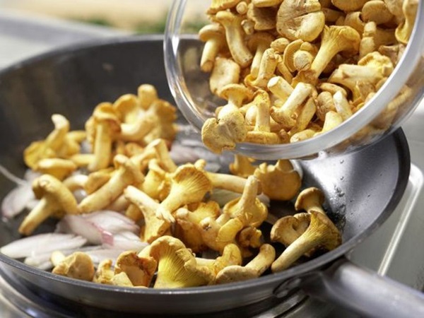 Cómo cocinar rebozuelos en una sartén