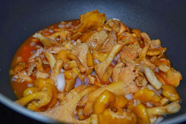 Cómo cocinar rebozuelos en una sartén